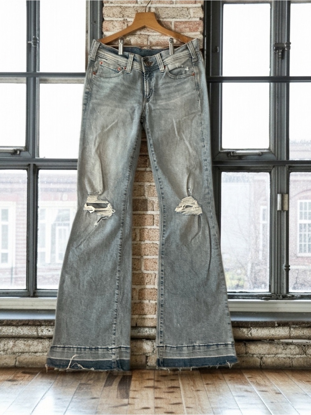 GAP ’70s Flare Distressed Jeans Light Wash Low Rise Size 26R NWOT